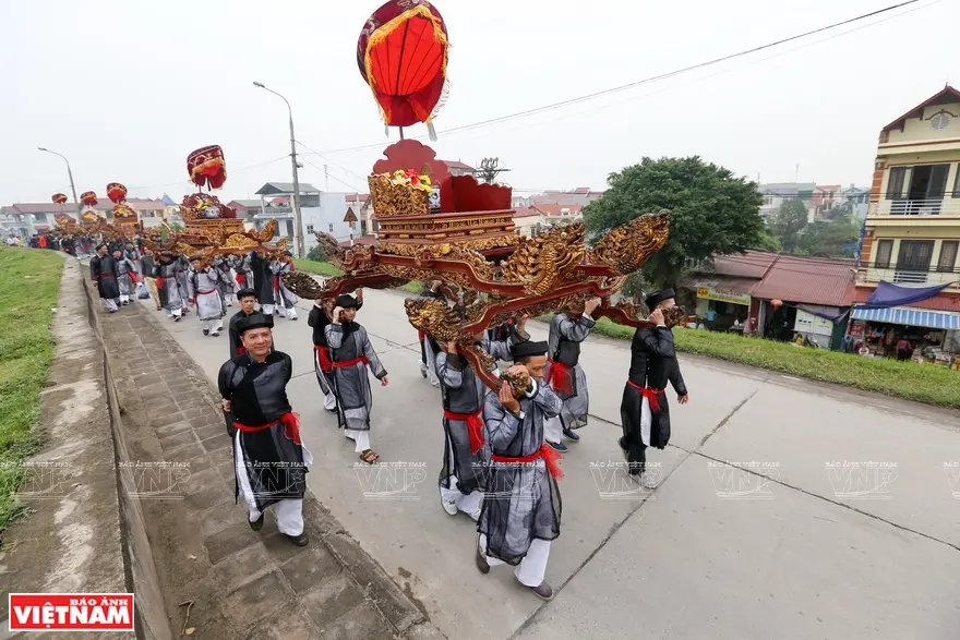 Dân làng rước kiệu Thành Hoàng làng ra sông Hồng lấy nước tại Hội làng Thổ Khối