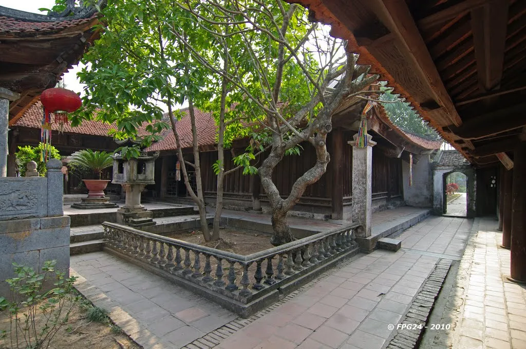 Khuôn viên trong chùa Bút Tháp