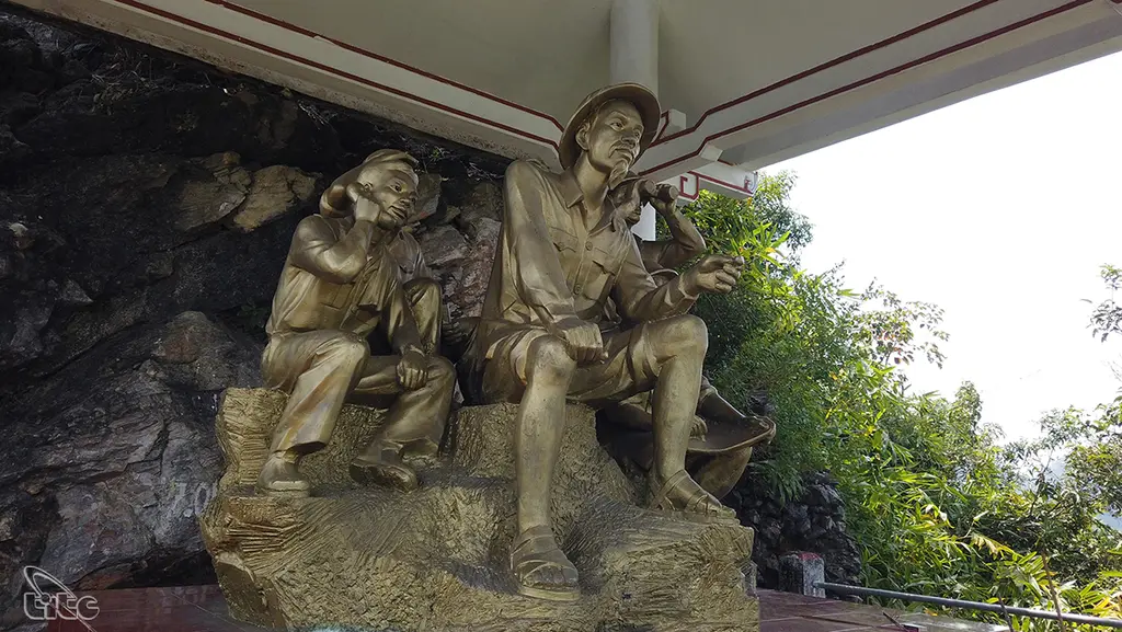 Cụm tượng đài Chủ tịch Hồ Chí Minh đang quan sát, chỉ đạo mặt trận Đông Khê trên đỉnh núi Báo Đông