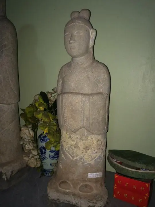 Tượng đá tại Đền bà chúa Mụa