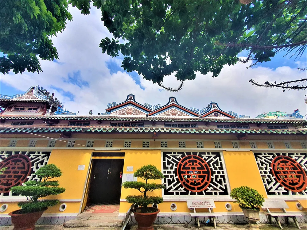 Bên ngoài Đình Mỹ Phước