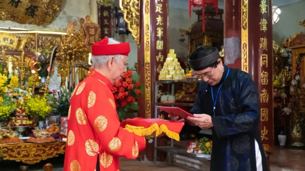 Thủ từ trao Thần phả tại Lễ hội đình Giảng Võ