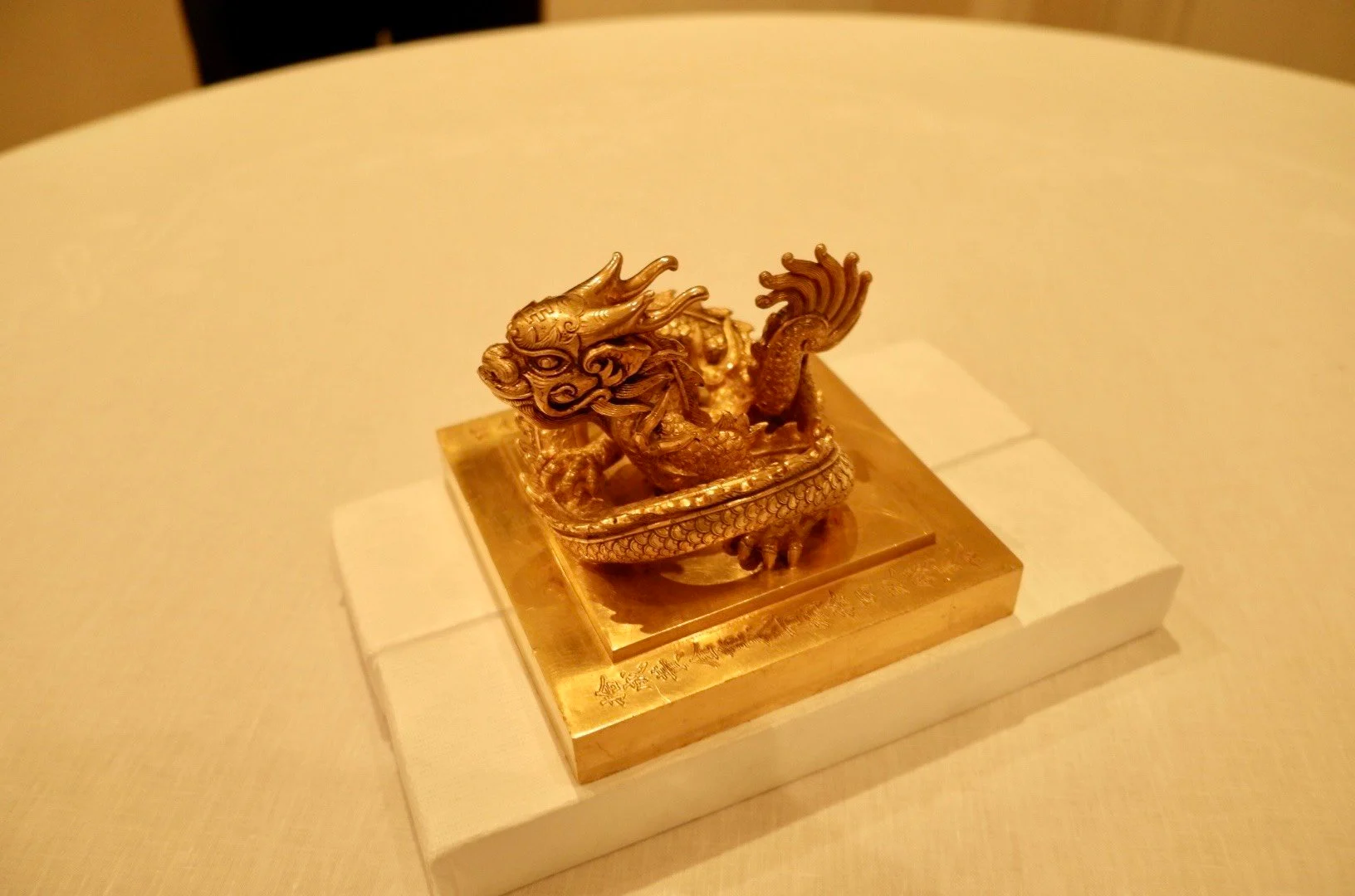 Cận cảnh ấn vàng Hoàng đế Chi bảo