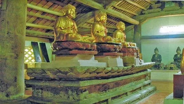 Tổng thể bàn thờ Phật bằng đá chùa Xuân Lũng