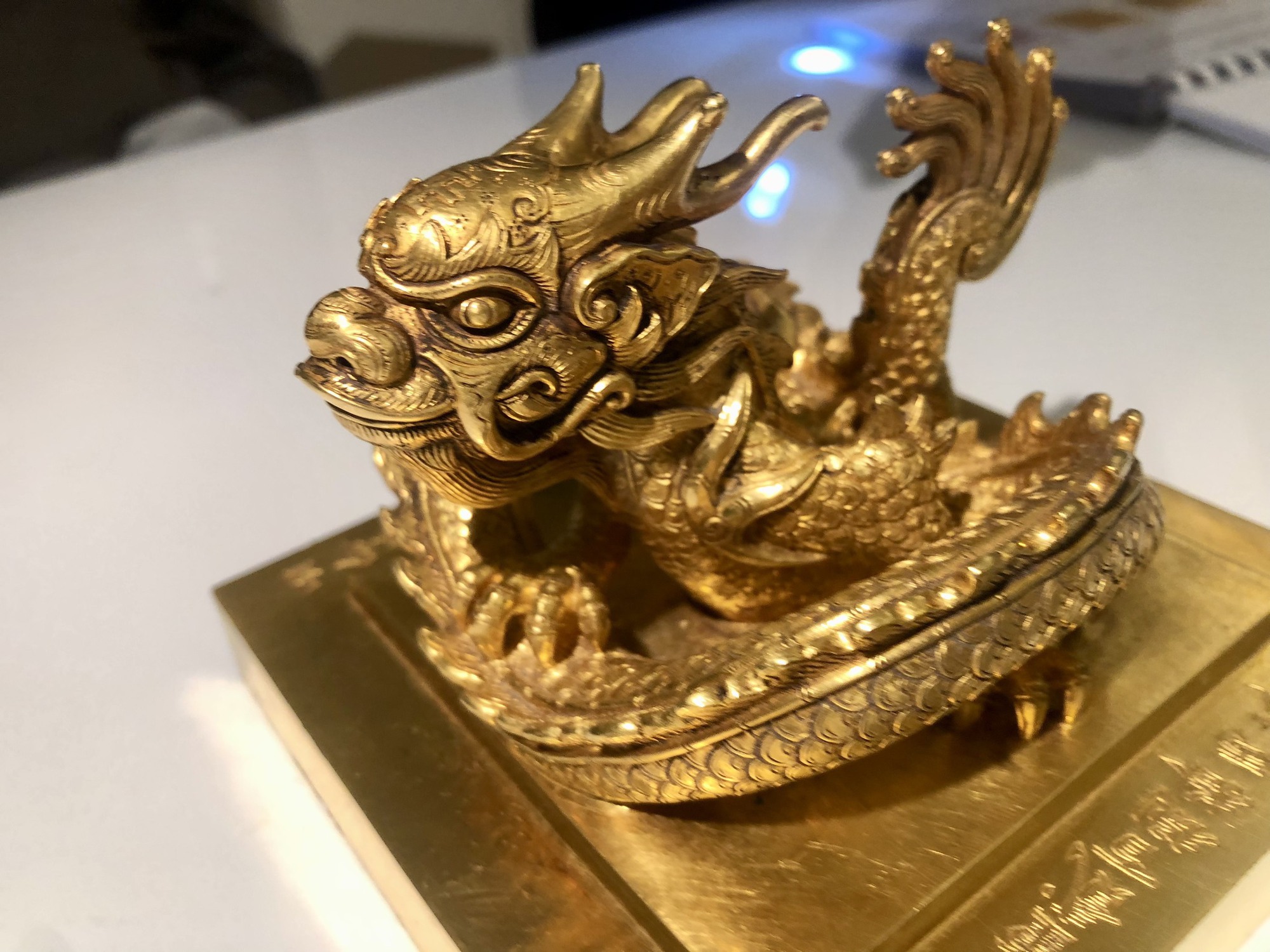 Ấn vàng "Hoàng đế chi bảo"
