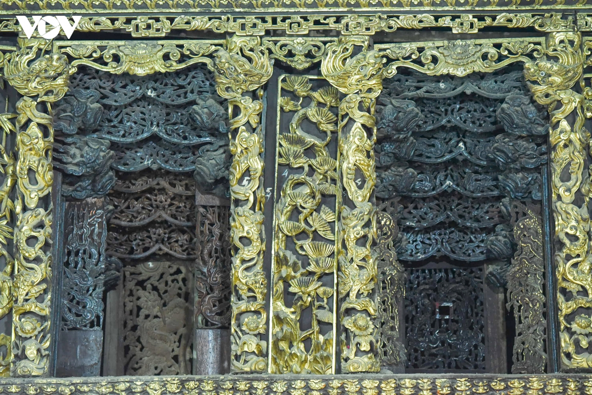 Chạm khắc trên cửa võng đình Thồ Hà
