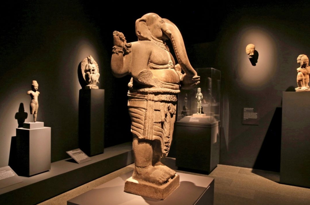 Tượng Ganesha được giới thiệu trong trưng bày với chủ đề “The Lost Kingdoms – Hindu-Buddhist sculpture of early Southeast Asia”, tổ chức tại Bảo tàng Metropolitant, New York.