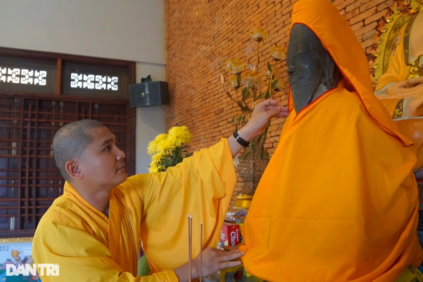 Tượng Thần Shiva chùa Linh Sơn mặc áo cà sa ngự trị tại Chánh điện Chùa Linh Sơn
