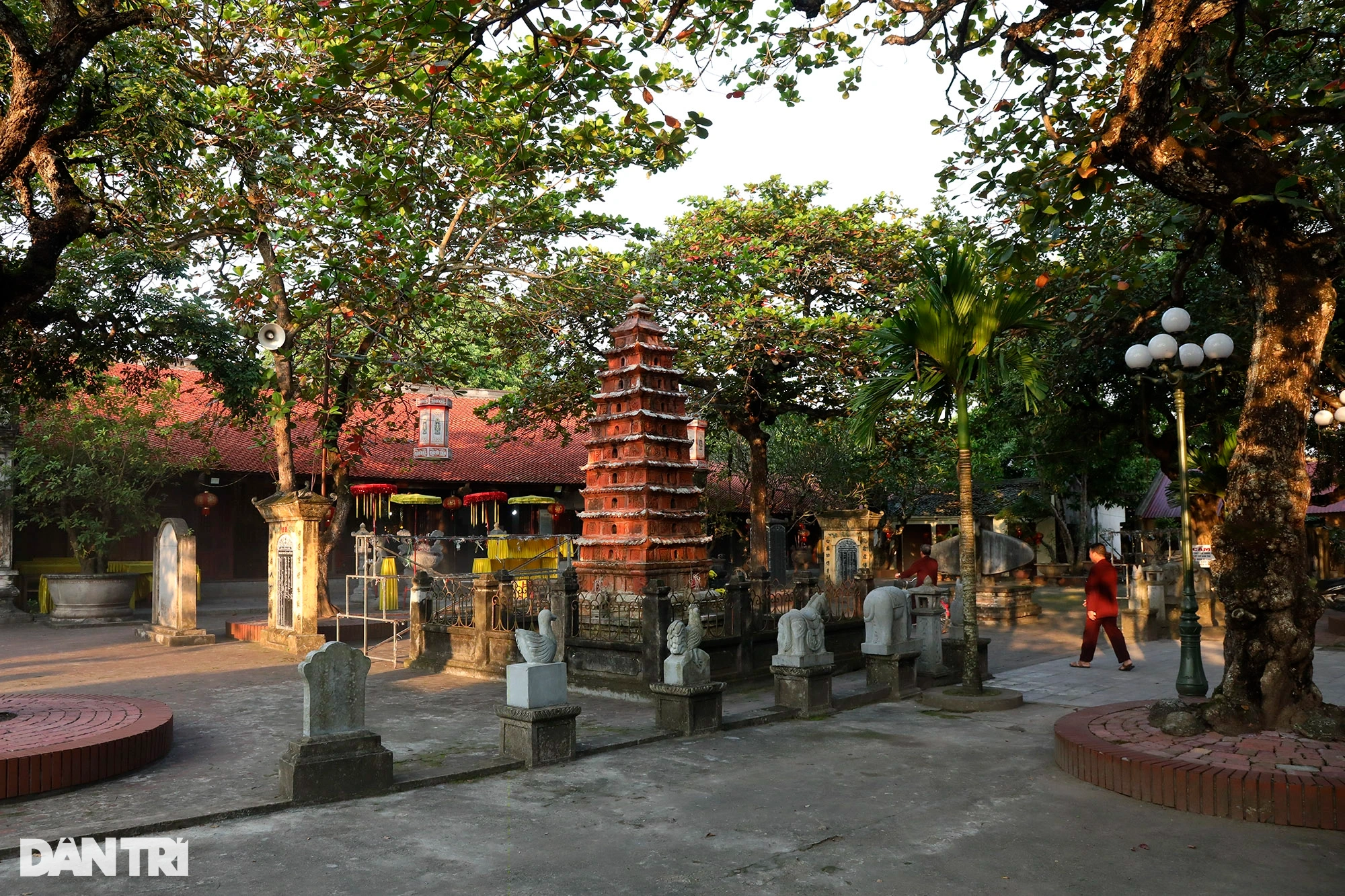 Tổng thể tháp đất nung trong khuôn viên đền Đậu An (An Xá).