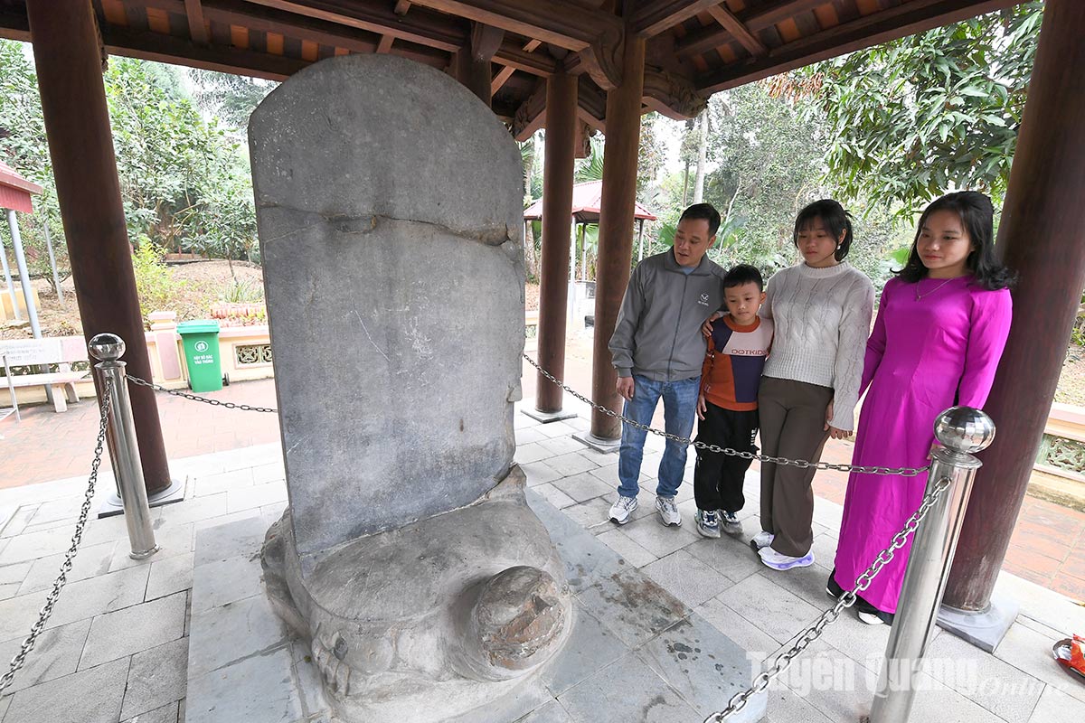 Du khách tham quan bia chùa Bảo Ninh Sùng Phúc.