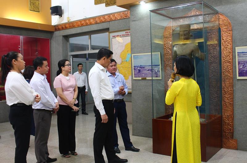 Ủy viên Trung ương Đảng, Bí thư Tỉnh ủy Nguyễn Hồng Lĩnh tham quan bảo vật quốc gia Tượng thần Vishnu Bình Hòa trưng bày và giới thiệu tại Bảo tàng Đồng Nai năm 2022