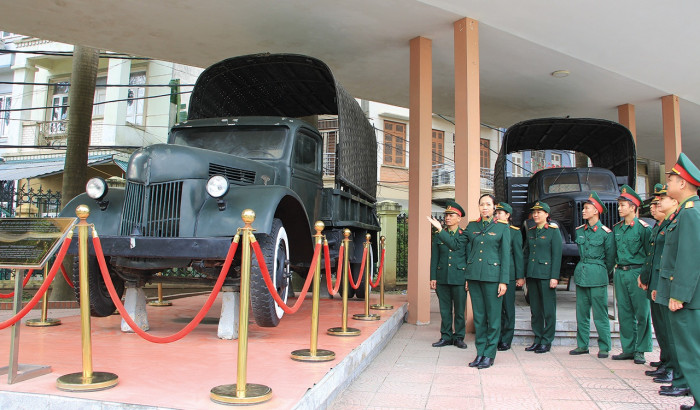 Cán bộ, chiến sỹ Bảo tàng Hậu cần cùng ôn lại lịch sử ra đời của xe “Quốc tế” dịp cuối năm 2020.