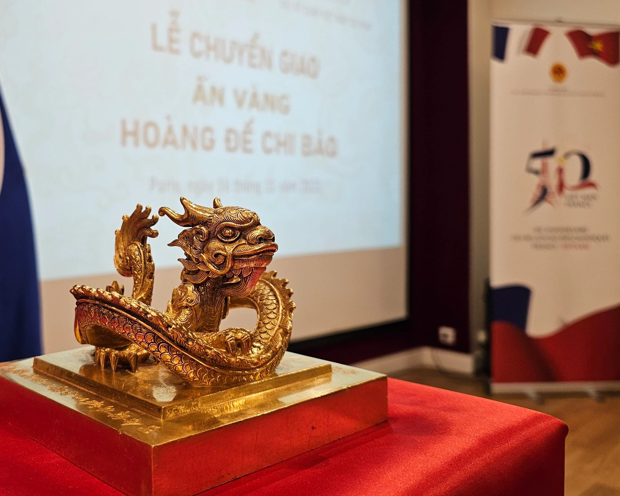 Cận cảnh ấn vàng Hoàng đế Chi bảo