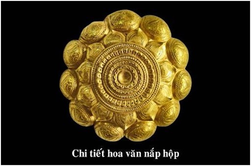 Chi tiết hoa văn trên nắp hộp vàng Ngọa Vân - Yên 
