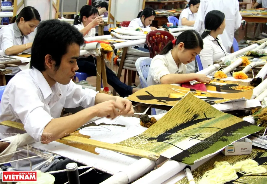 Về Quất Động, xem người thợ gửi hồn vào từng mũi thêu
