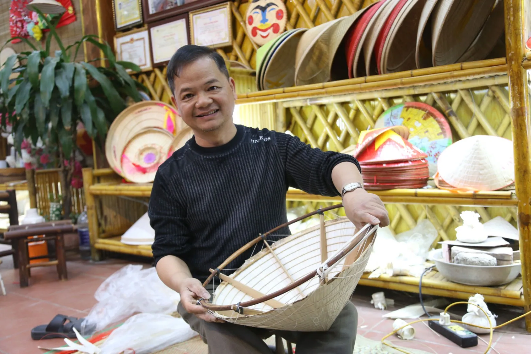 Nghệ nhân Lê Văn Tuy - giữ lại nét duyên của nón lá Việt