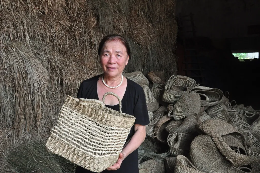 Nghệ nhân Trần Thị Việt - một đời gắn bó với sợi cói quê hương