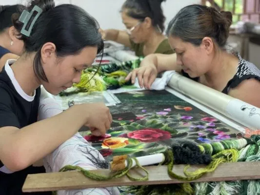 Sắc màu văn hóa trong những đường thêu Xuân Nẻo