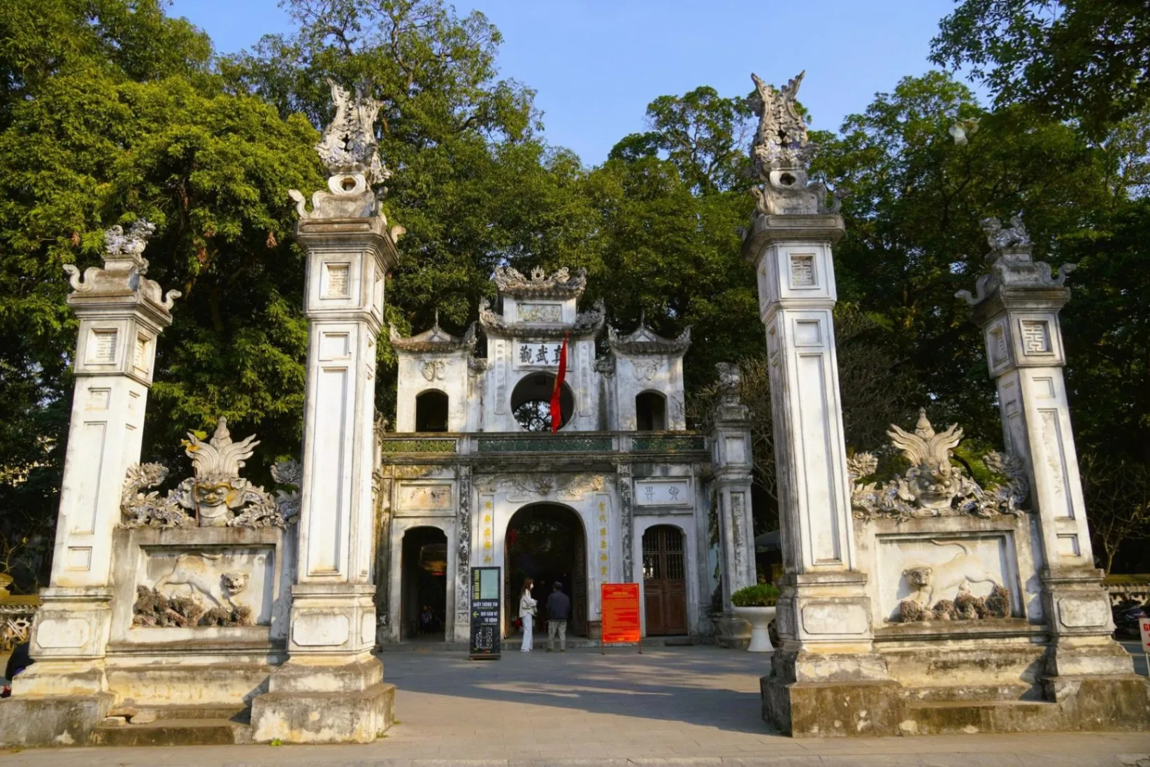 Đền Quán Thánh – Dấu ấn linh thiêng bên hồ Tây