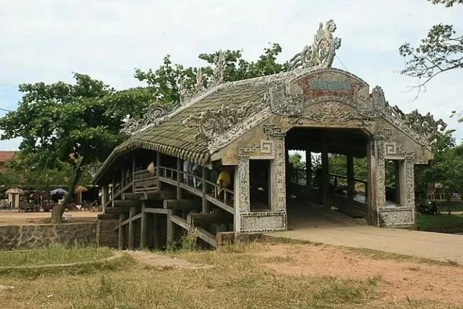 Cầu ngói Thanh Toàn