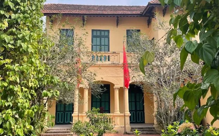 Nhà Hồ Chủ tịch ở và làm việc tháng 12 năm 1946 tại Vạn Phúc