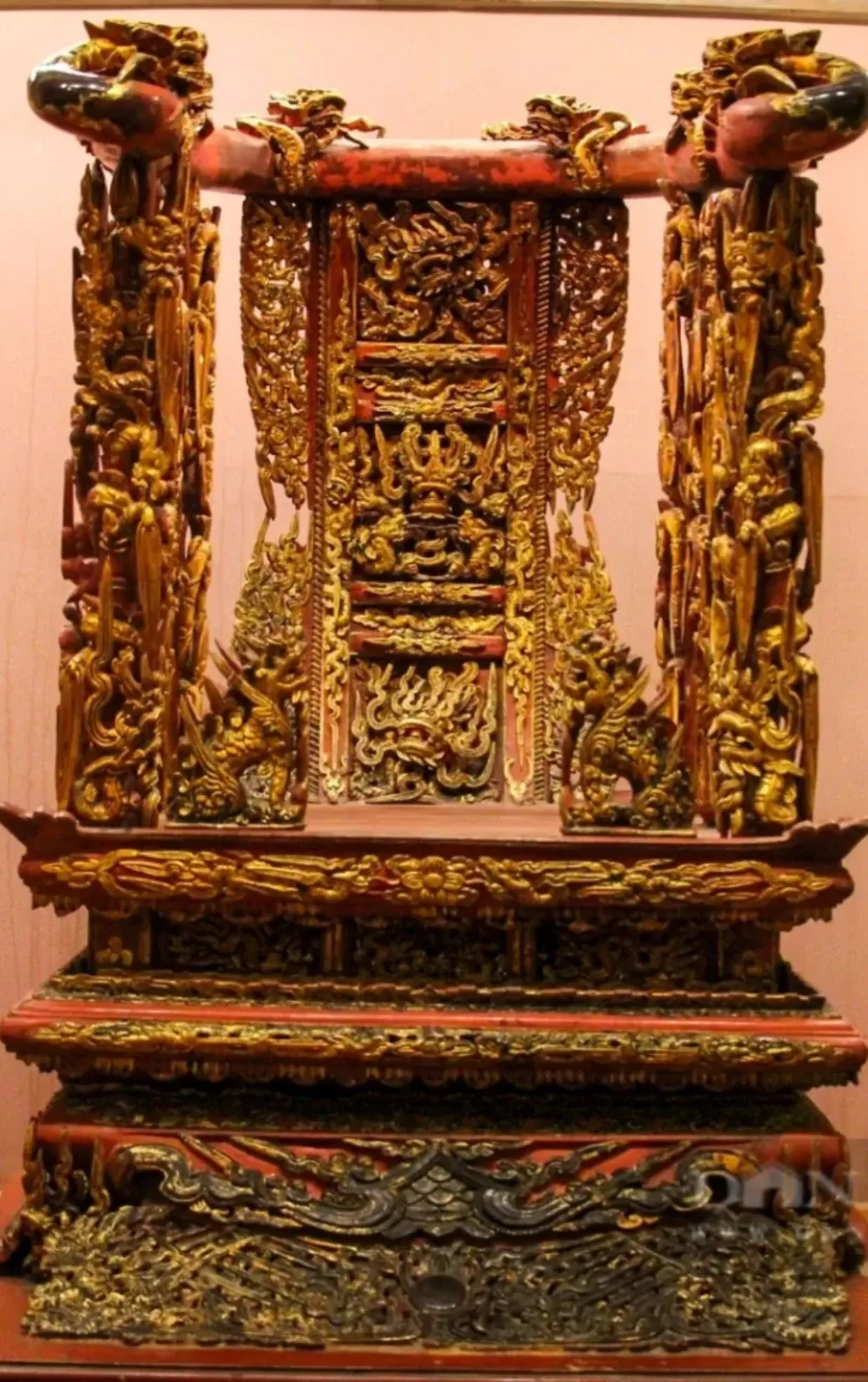 Ngai thờ gỗ sơn son thếp vàng