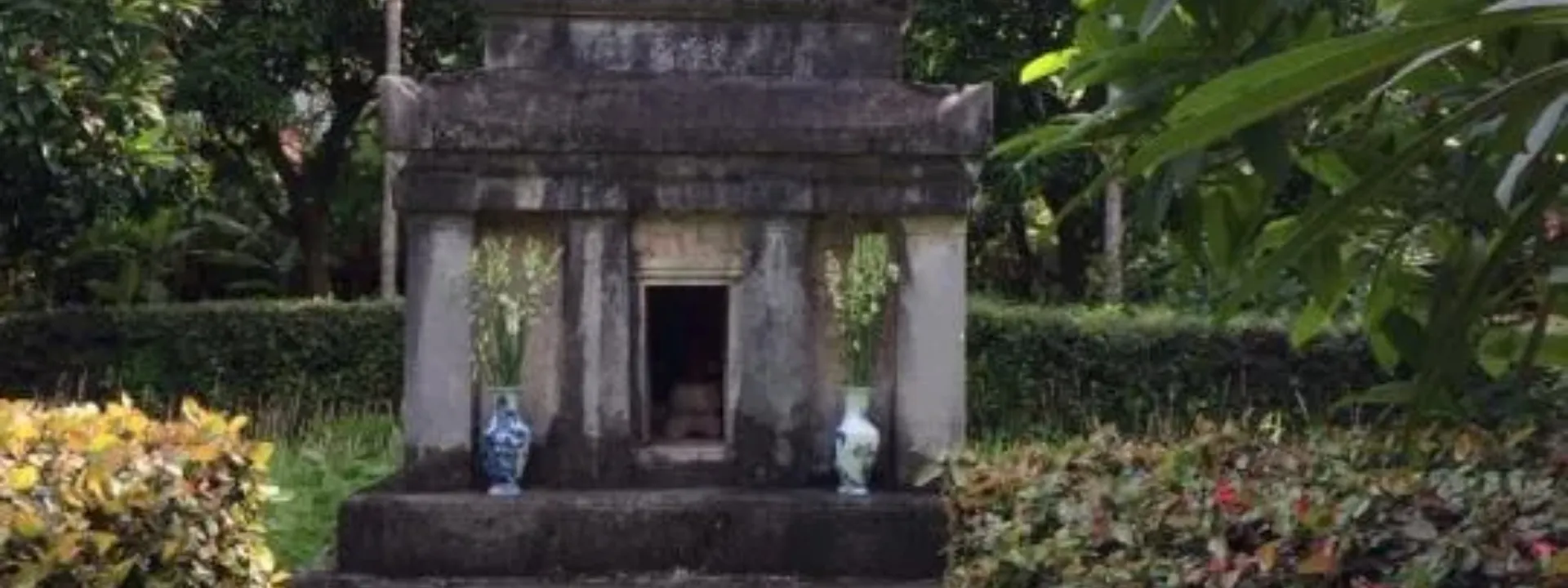 Linh Quang Từ (Lăng Nguyễn Công Triều)