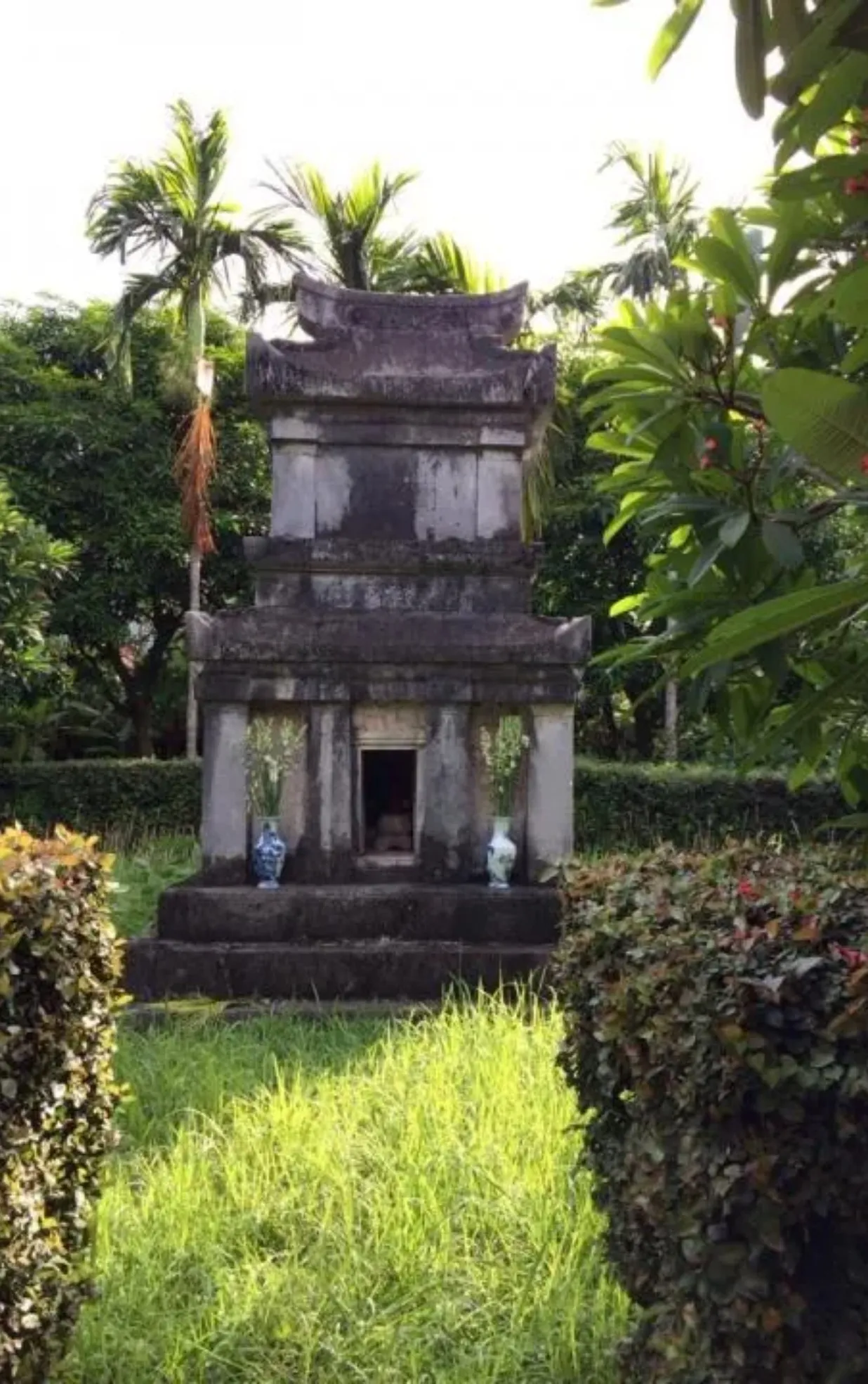 Linh Quang Từ (Lăng Nguyễn Công Triều)