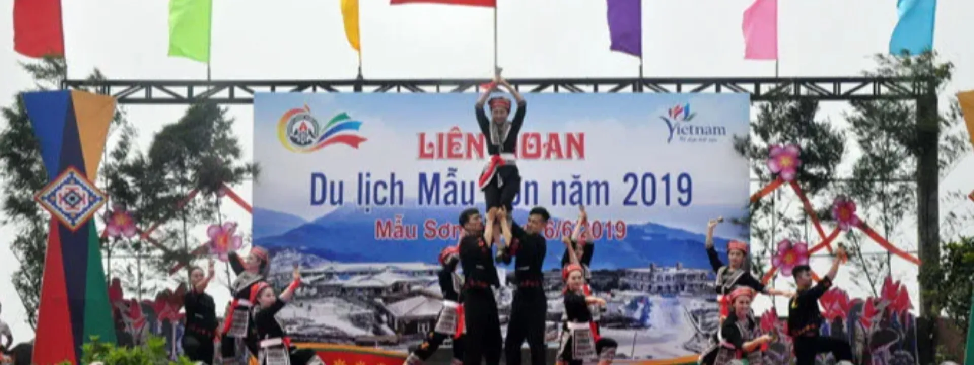 Lễ hội Liên hoan Du lịch Mẫu Sơn.