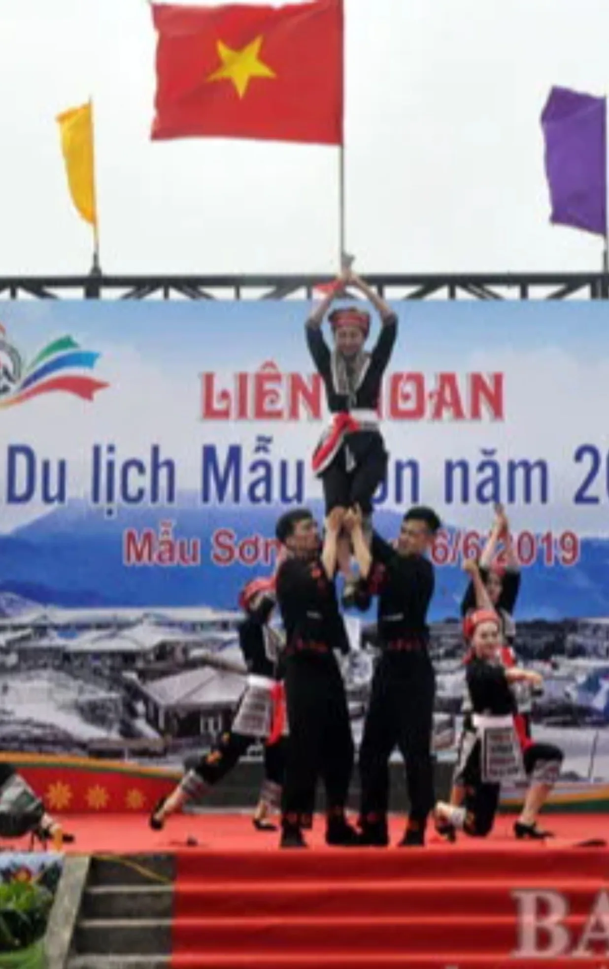 Lễ hội Liên hoan Du lịch Mẫu Sơn.