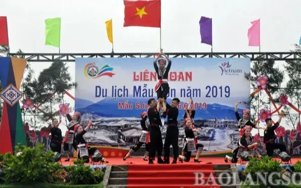 Lễ hội Liên hoan Du lịch Mẫu Sơn.