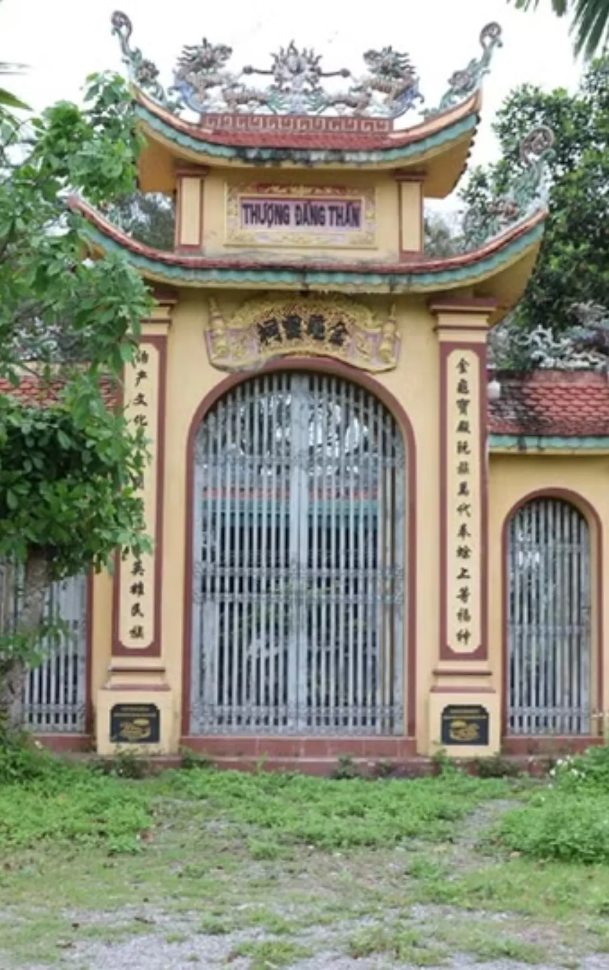 Đền Thờ Và Mộ Nguyễn Tuấn Thiện