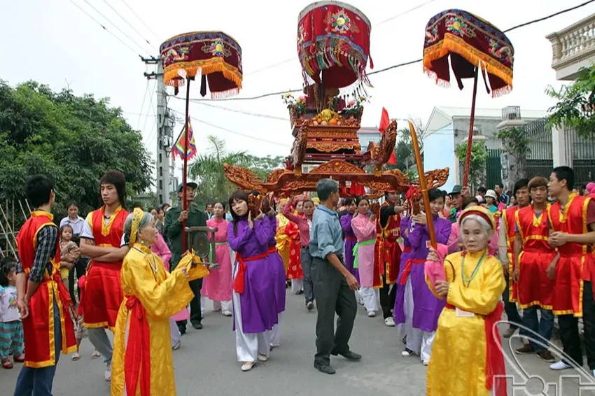 Hội làng Hạ Thái