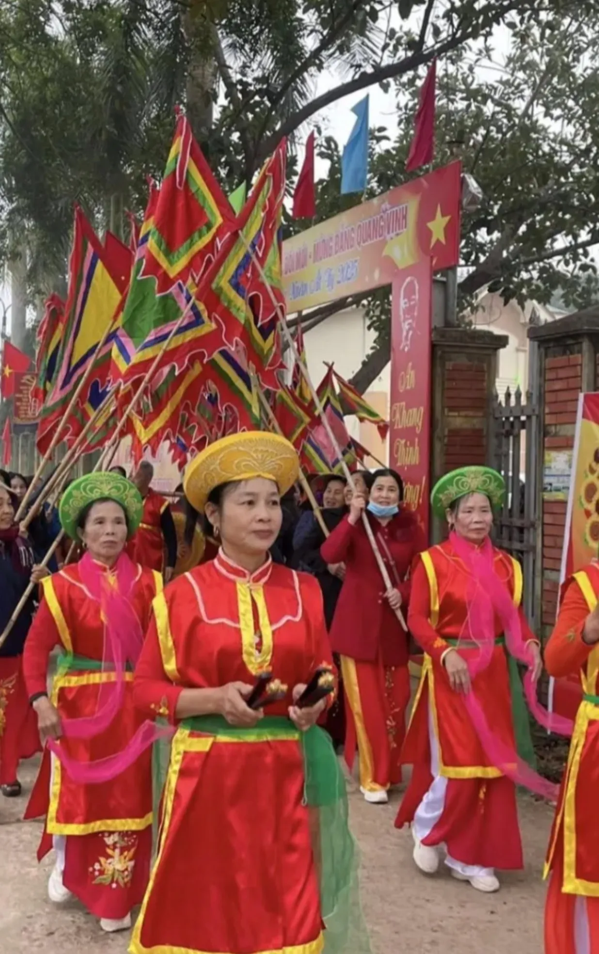 Lễ hội Khai xuân - khai sắc đền Bạch