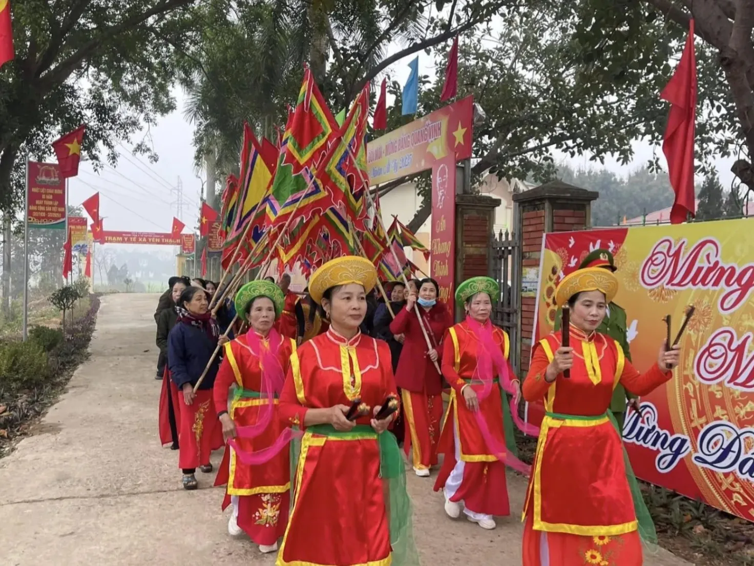 Lễ hội Khai xuân - khai sắc đền Bạch