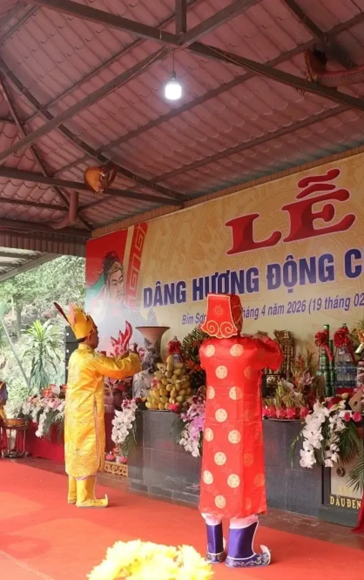 Lễ dâng hương Động Cửa buồng