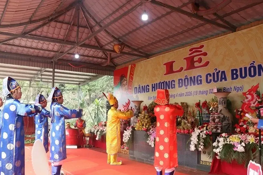 Lễ dâng hương Động Cửa buồng