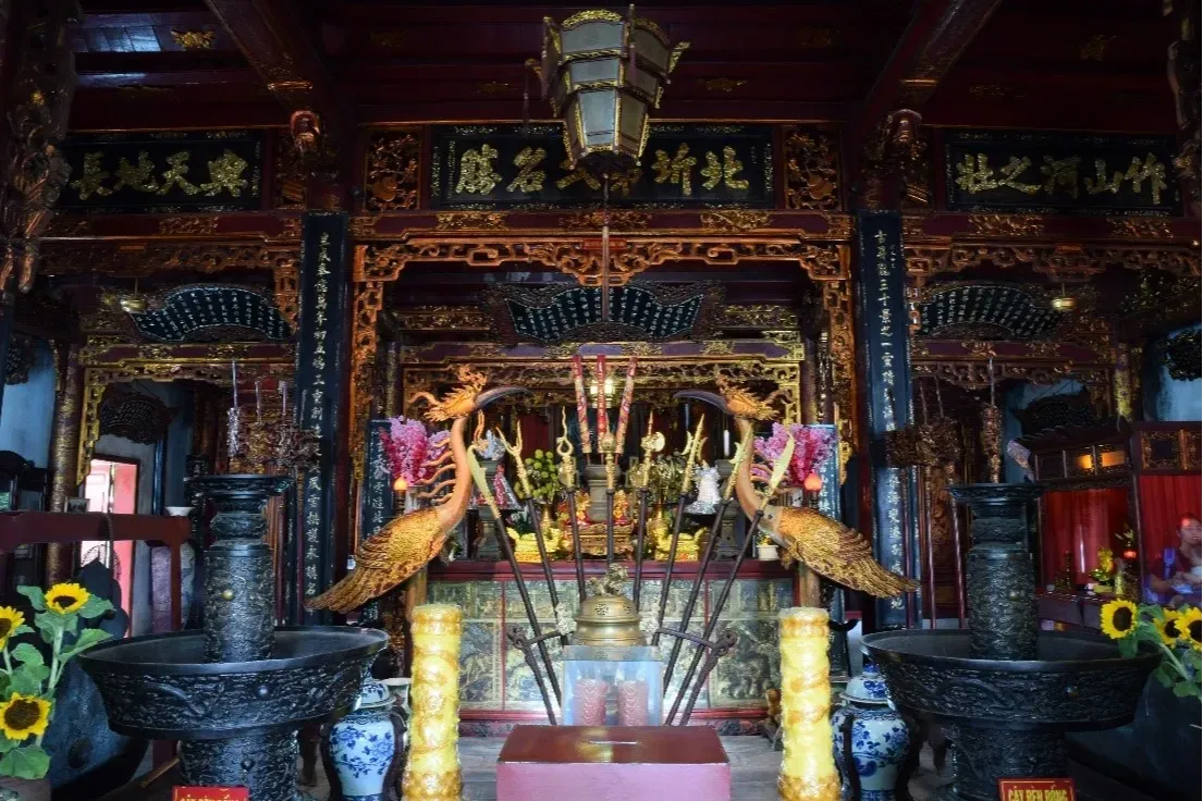 Không gian bên trong Đình Quán Thánh