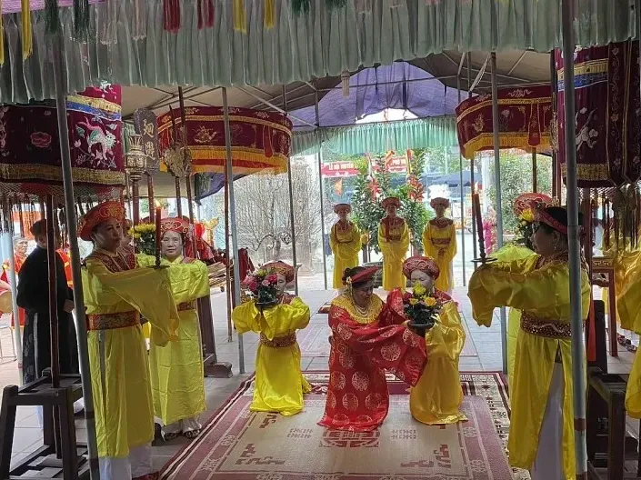 Hội đình làng Phú Vinh