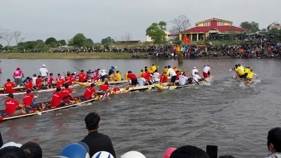 Lễ hội Đua ghe Thị trấn Sịa