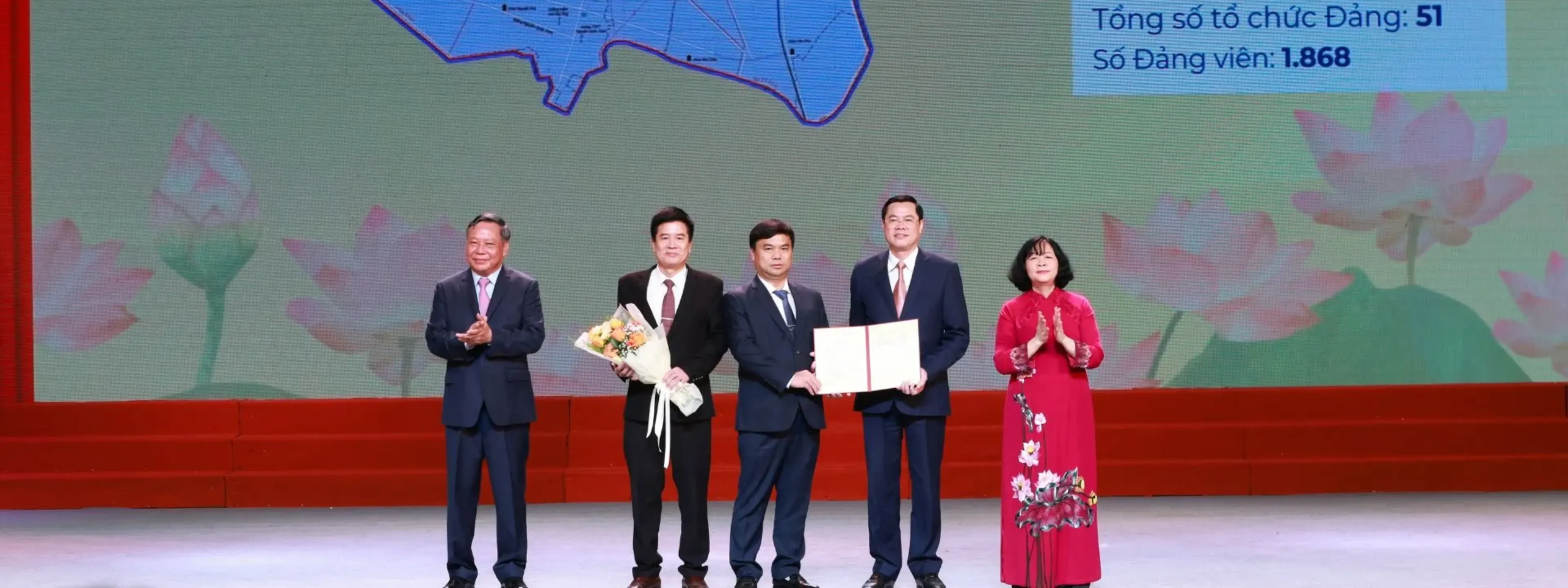 Hội làng Nguyệt Áng