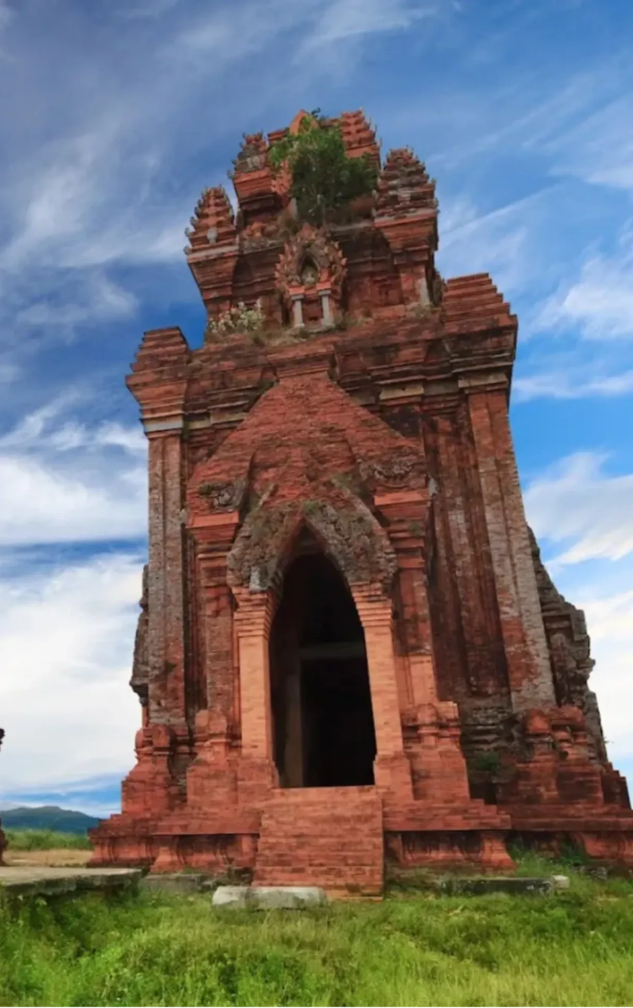 Tháp Bánh Ít (tháp Bạc)