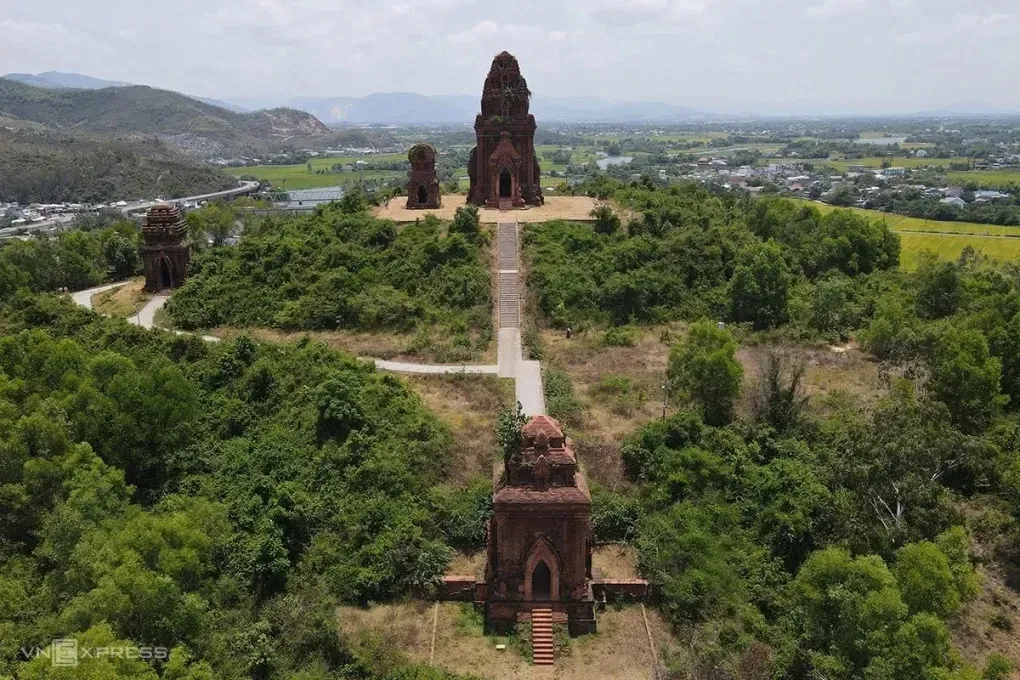Tháp Bánh Ít (tháp Bạc)