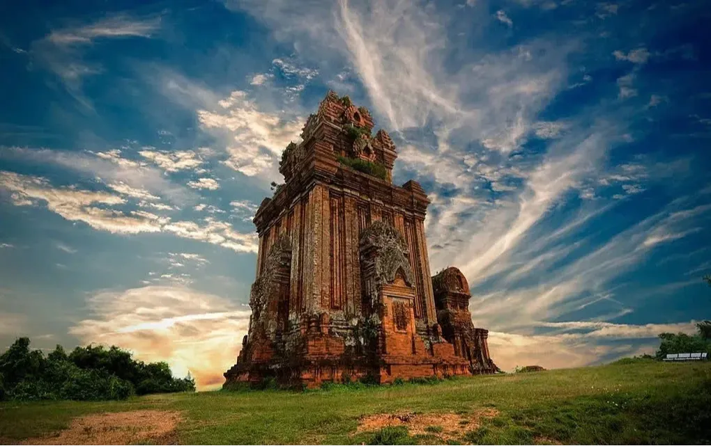 Tổng quan Tháp Bánh Ít (tháp Bạc)