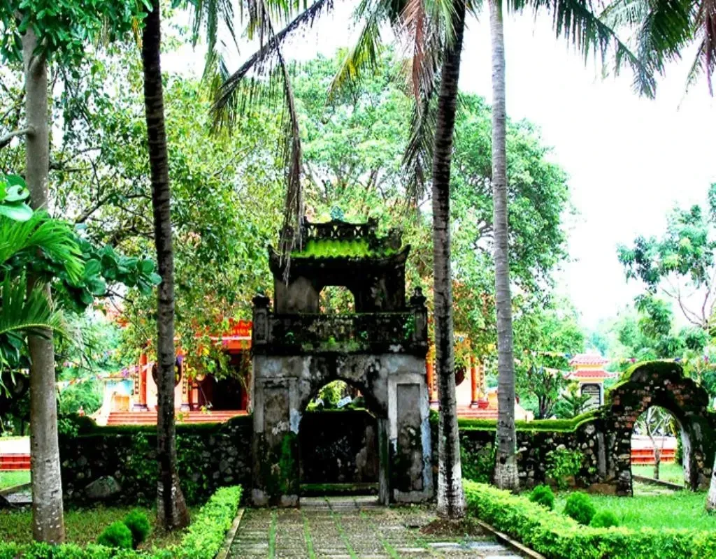 Tổng quan Mộ Và Đền Thờ Lương Văn Chánh