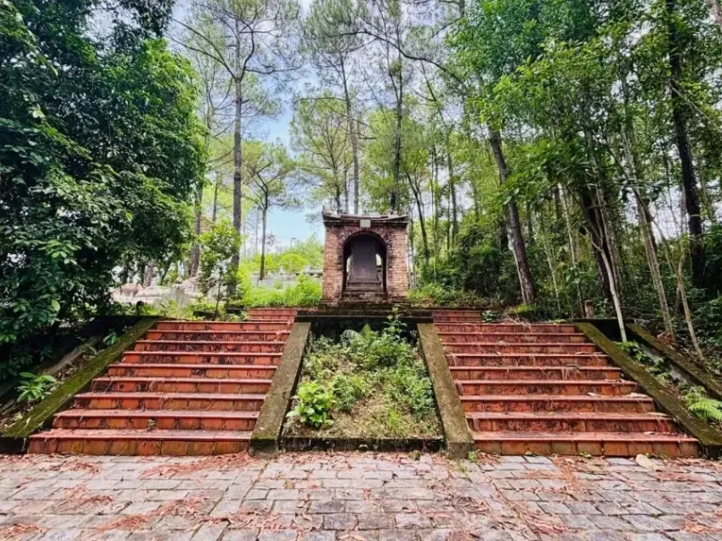 Lăng Mộ Và Phủ Thờ Diên Khánh Vương