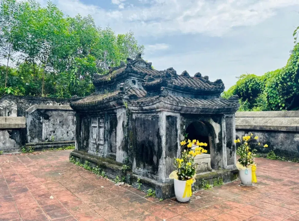 Tổng quan Lăng Mộ Và Phủ Thờ Diên Khánh Vương