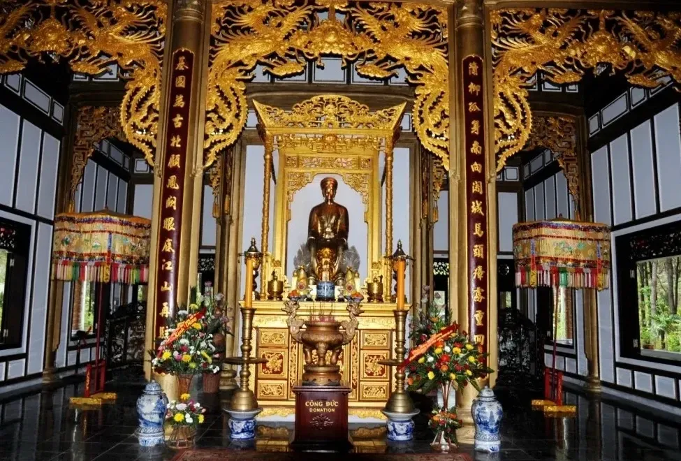 Tổng quan Đền Huyền Trân