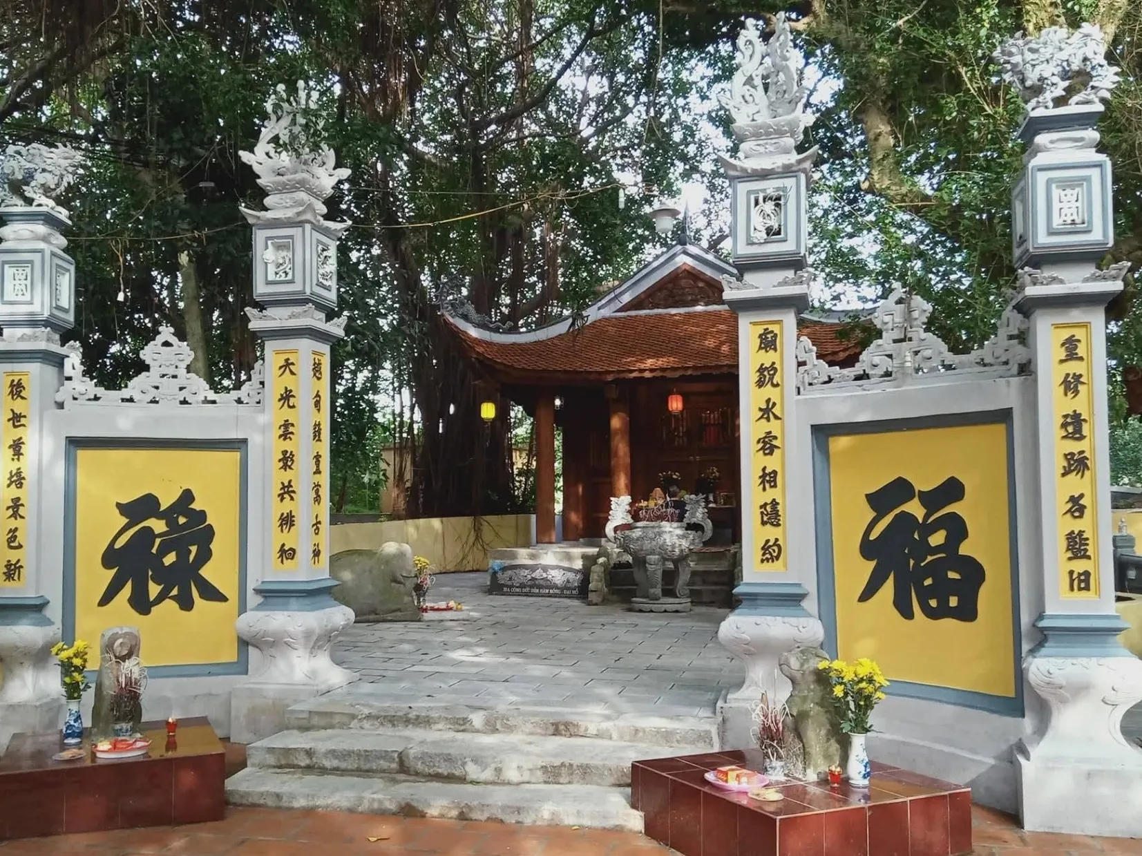 Đền Hàm Rồng