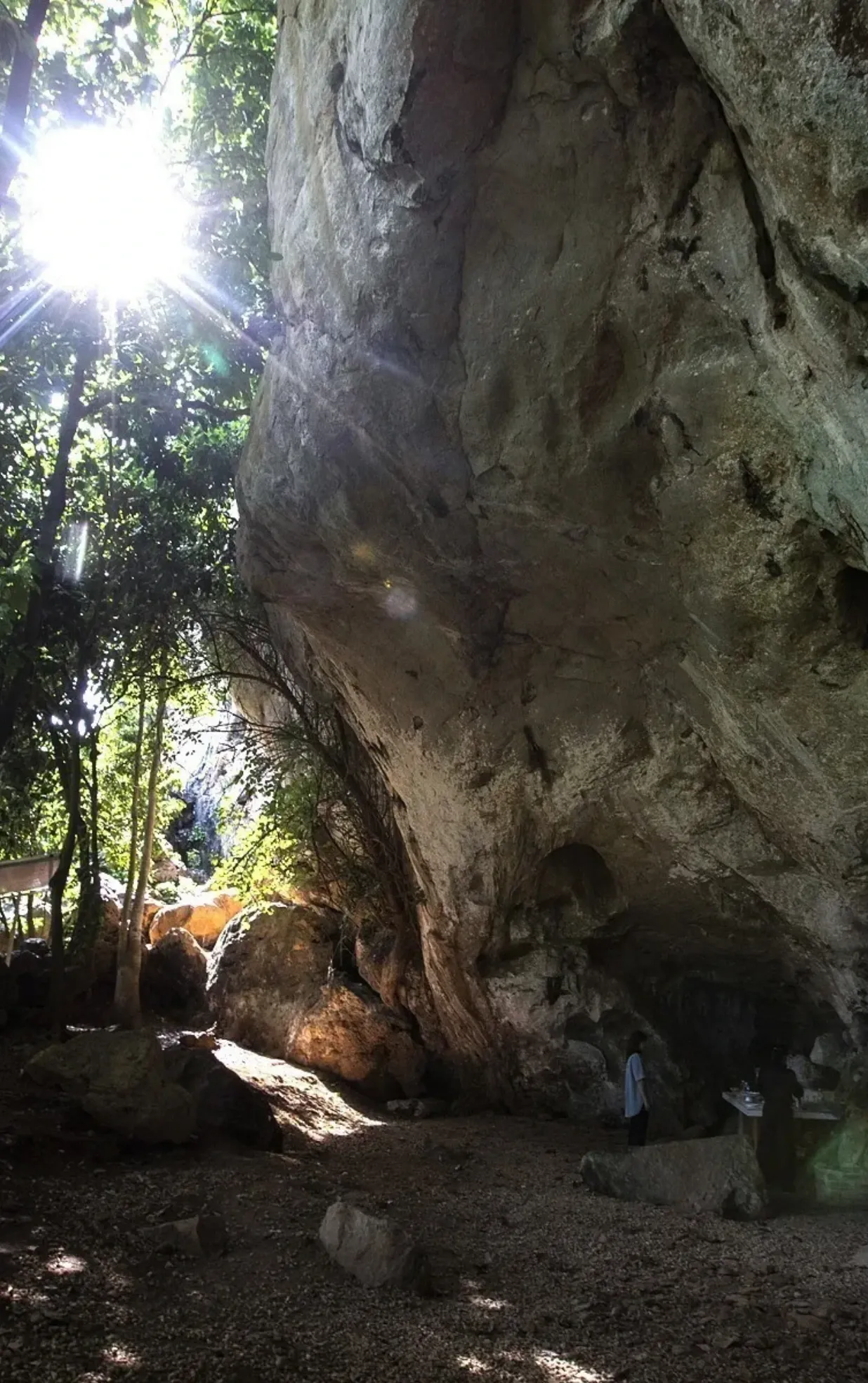 Hang Xóm Trại Và Mái Đá Làng Vành